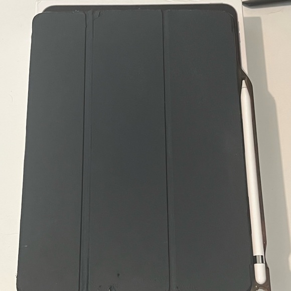 Gold iPad Pro 10.5in with Keyboard and Apple Pencil - Picture 3 of 3